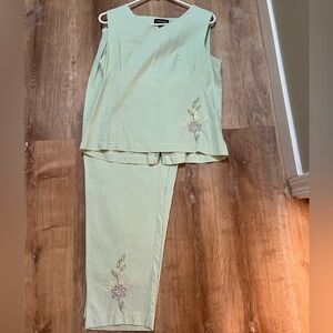 Courtenay Light Green Embroidered Women's Capris Set